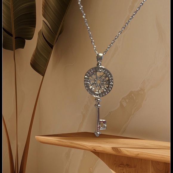 Jewelry - Elegant Silver Key Pendant Necklace